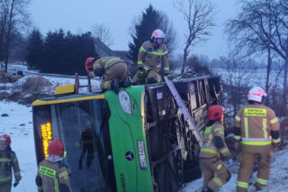 Gołoledź paraliżuje drogi w Bydgoszczy i regionie! Autobus wypadł z drogi [ZDJĘCIA]