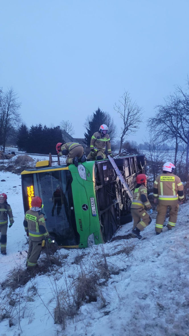 Gołoledź paraliżuje drogi w Bydgoszczy i regionie! Autobus wypadł z drogi [ZDJĘCIA]