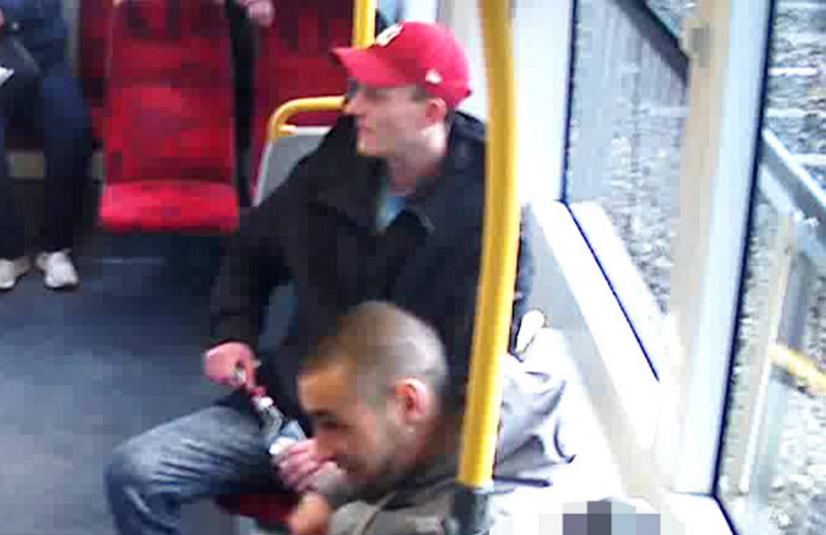 Brutalna napaść o świcie. Policja pilnie poszukuje tych mężczyzn