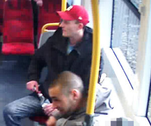 Brutalna napaść o świcie. Policja pilnie poszukuje tych mężczyzn