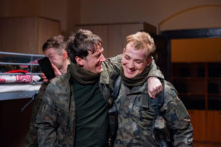 Biały zaprasza Angelikę na przysięgę, nie wiedząc o jej pogarszającym się stanie