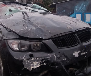 Masakra! Dachował samochodem, barierki przebiły go na wylot