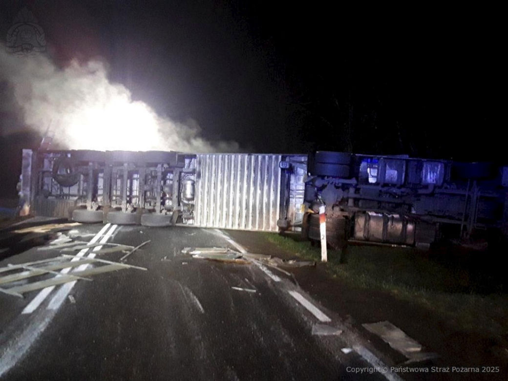 Wypadek tira na drodze krajowej nr 70. Zginęło kilkadziesiąt świń [ZDJĘCIA].