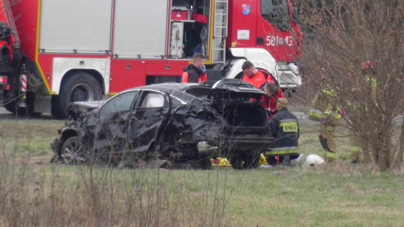 Koszmarny wypadek pod Brwinowem. Z koziołkującej hondy wypadli pasażerowie i kierowca. Jedna osoba zginęła na miejscu
