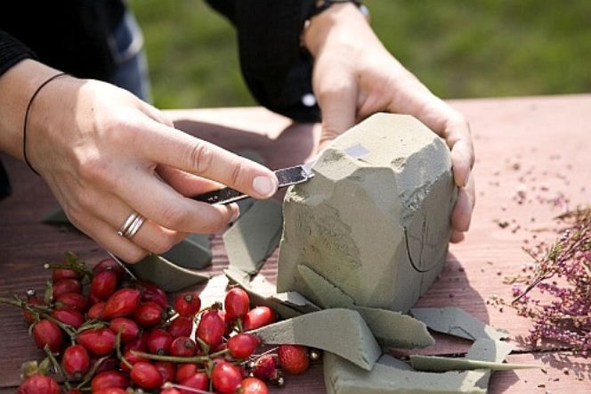 Wrzos i owoce róży w jesiennym bukiecie