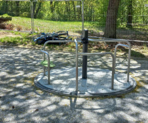 Statek piracki nabiera kształtów. Kiedy otwarcie placu zabaw w Parku Tysiąclecia w Lesznie? [ZDJĘCIA/FILM]