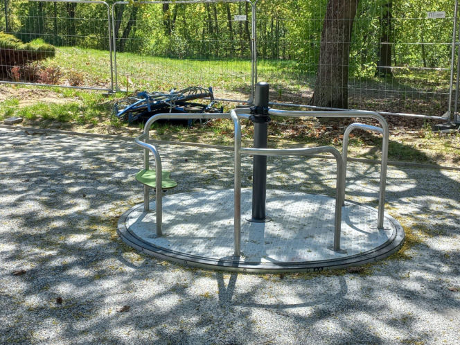 Statek piracki nabiera kształtów. Kiedy otwarcie placu zabaw w Parku Tysiąclecia w Lesznie? [ZDJĘCIA/FILM]