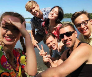 Barwy szczęścia. Oliwka (Wiktoria Gąsiewska), Tymon (Jakub Wróblewski), Madzia (Natalia Sierzputowska), Kacper (Jakub Szlachetka), Kajtek (Jakub Dmochowski)