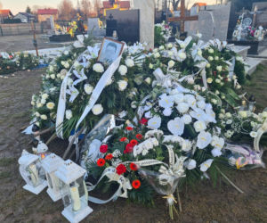 Groby Wiktorii i Konrada utonęły w kwiatach. Pochowali ich w święto zakochanych