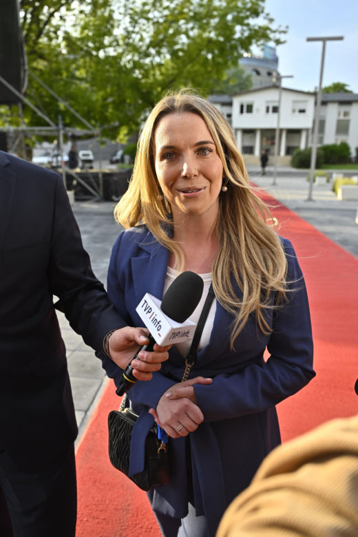 Karol Nawrocki przyjechał do TVP. Symboliczny gest i mocne wsparcie z zaplecza