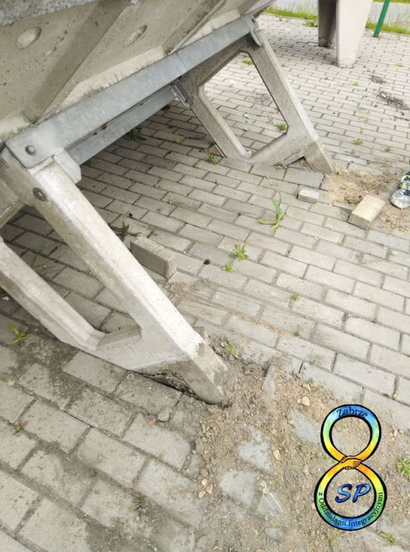 Zabrze: pijany nastolatek zdewastował nowy plac zabaw przy szkole podstawowej. Wszystko zostało zniszczone