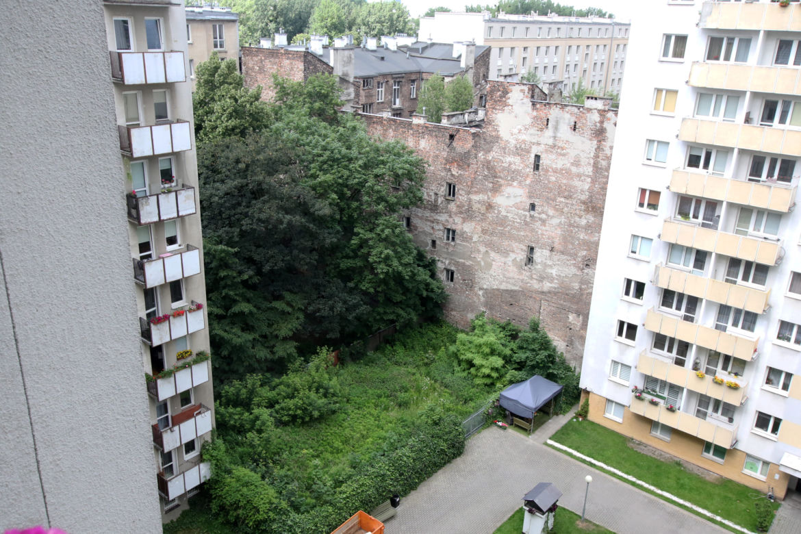 Mieszkańcy bloków przy Ogrodowej protestują przeciwko nowej inwestycji: Wciskają nam budynek między bloki