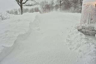 Śnieżyca w powiecie sławieńskim. Wiele dróg jest nieprzejezdna
