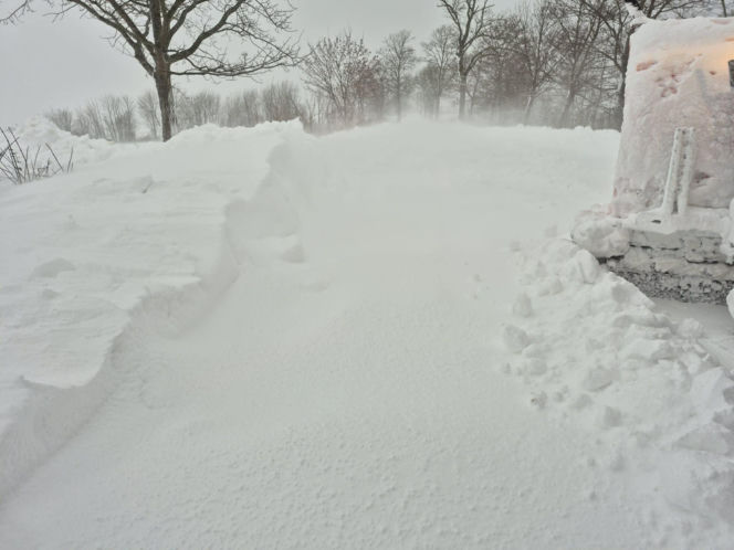 Śnieżyca w powiecie sławieńskim. Wiele dróg jest nieprzejezdna