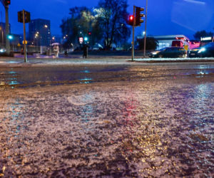 Gołoledź paraliżuje Polskę