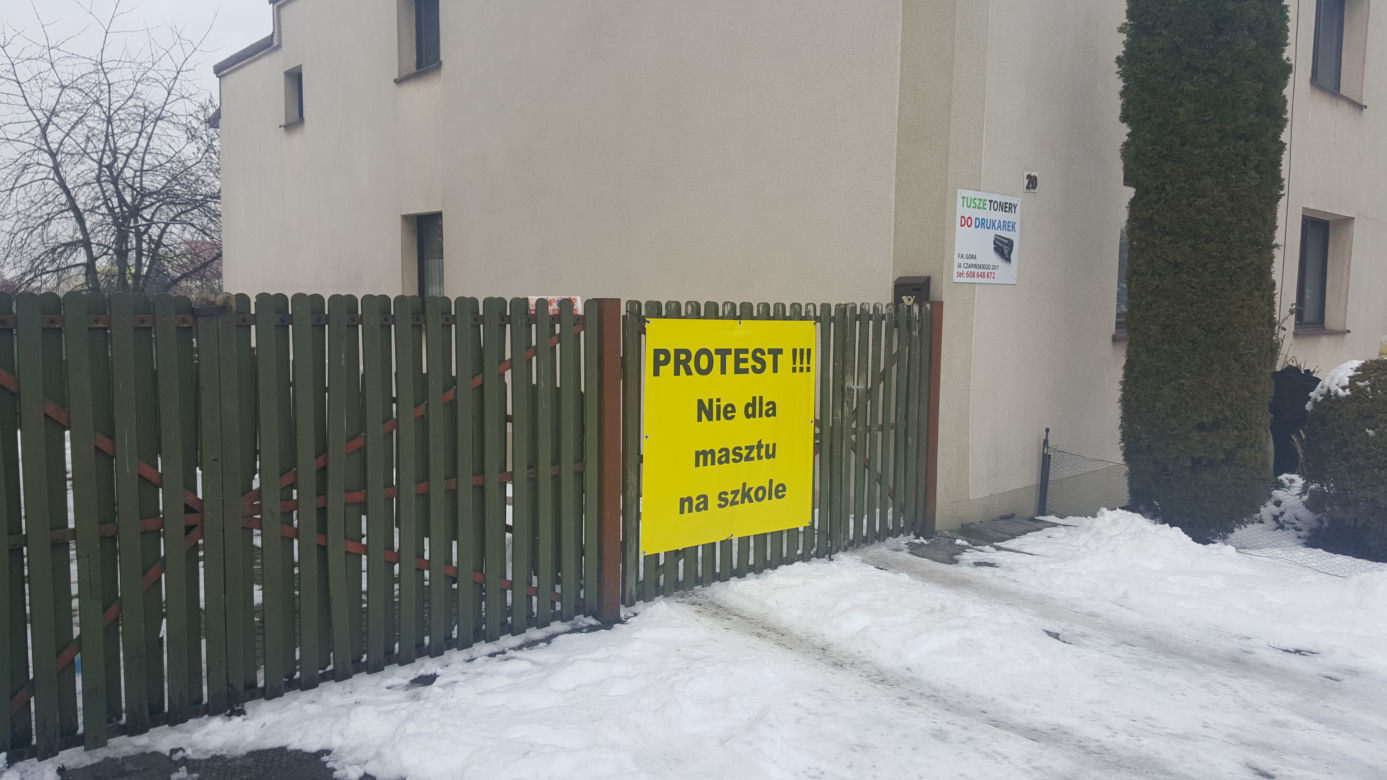 Mieszkańcy Dąbrowy Górniczej nie chcą masztu nadawczego na budynku szkoły