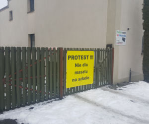 Mieszkańcy Dąbrowy Górniczej nie chcą masztu nadawczego na budynku szkoły
