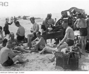 Plażowa moda sprzed lat. Tak wypoczywały nad morzem poprzednie pokolenia [ZDJĘCIA ARCHIWALNE]
