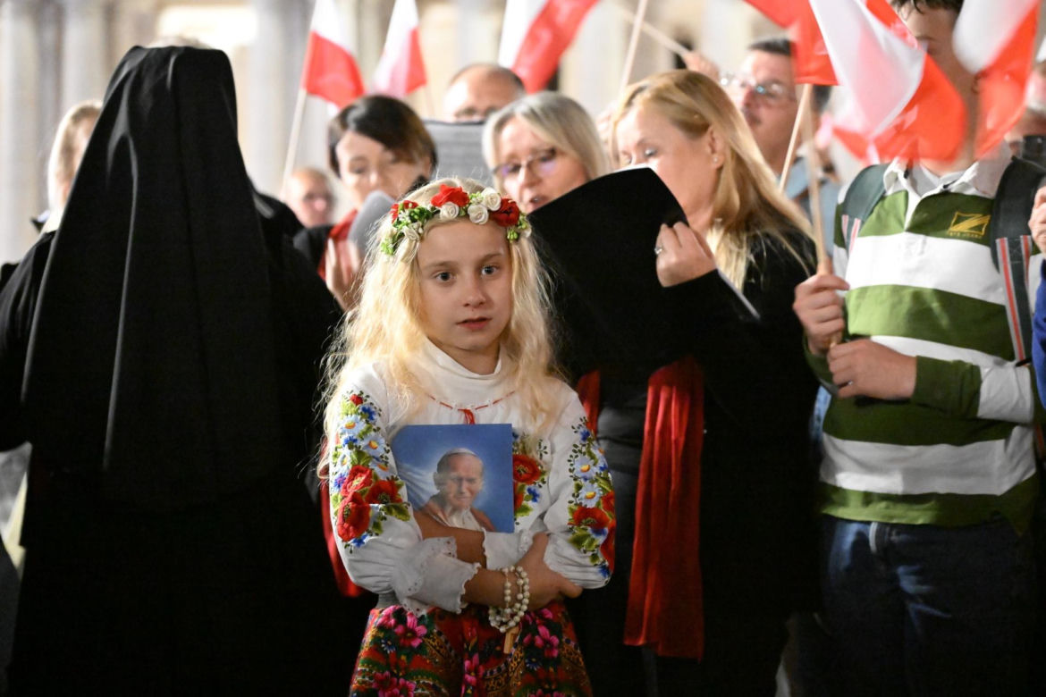 Zło dobrem zwyciężaj. Setki osób czuwały w Watykanie w rocznicę wyboru Jana Pawła II