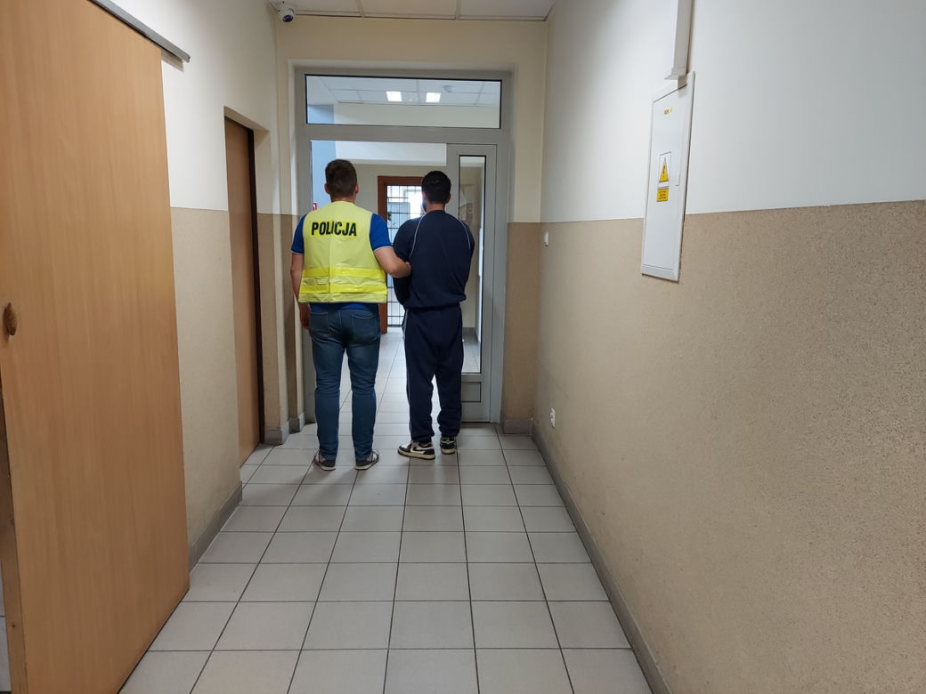 Uderzył 39-latka drewnianą belką. Agresor trafił do aresztu