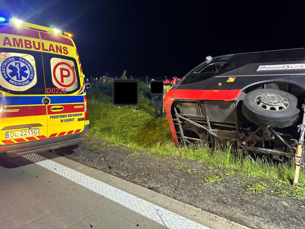 Wypadek autokaru wojskowego na autostradzie A4. Wielka akcja służb ratunkowych [ZDJĘCIA]