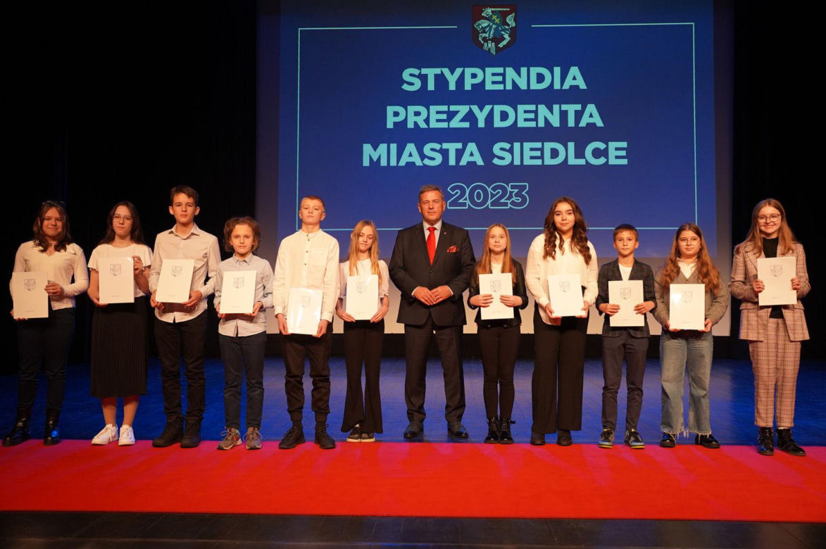 Stypendyści odebrali z rąk prezydenta Andrzeja Sitnika Listy Gratulacyjne