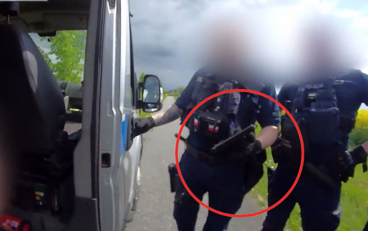 Chodził z bronią i rozglądał się po posesjach. Mieszkańcy byli przerażeni