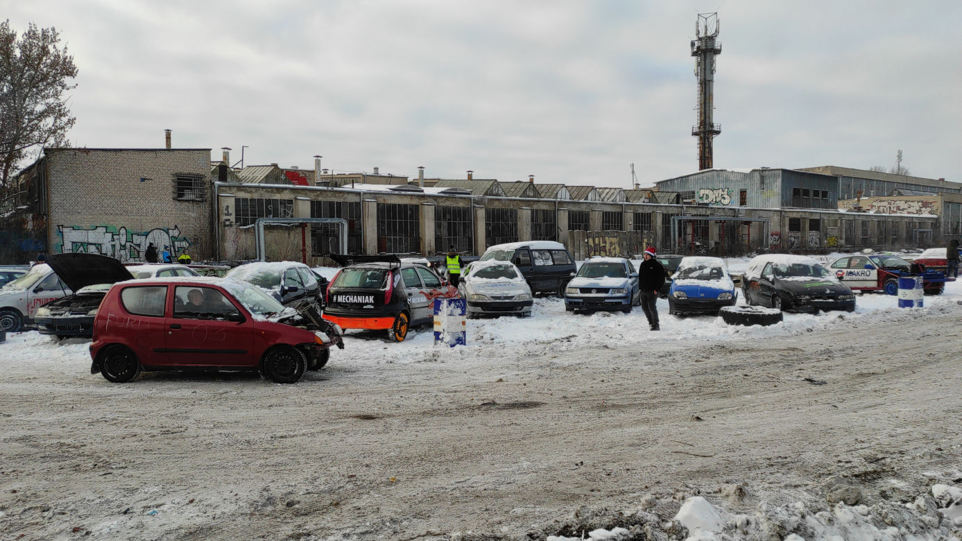 Białystok. Charytatywny Wrak Race Uniwerstal [18.12.2022]