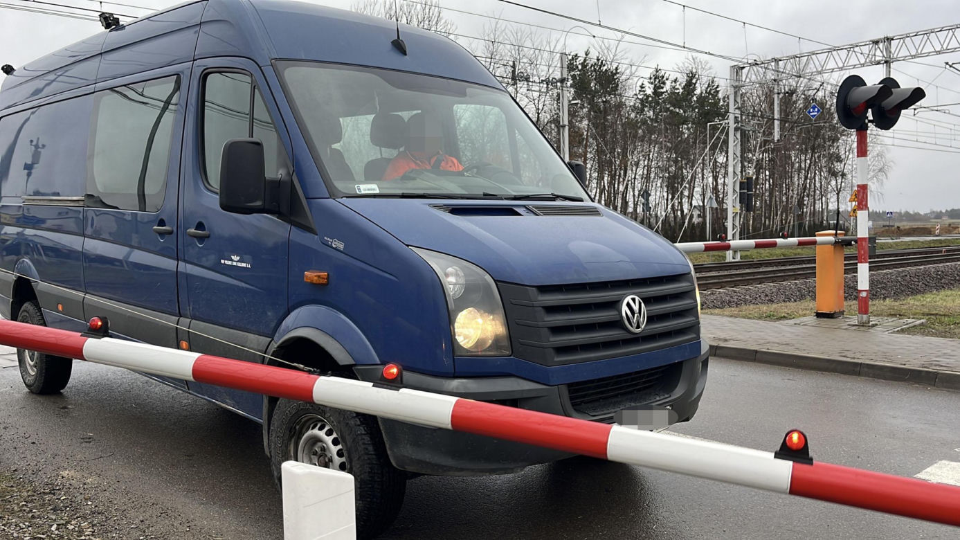 Kierowca dostawczaka wyłamał szlaban. Tak PKP promuje kampanię "Bezpieczny Przejazd"