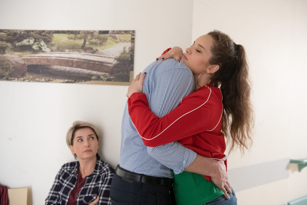 Na Wspólnej, odcinek 2950: Oktawia (Katarzyna Strączek), Kasia (Julia Chatys), Darek (Michał Mikołajczak)