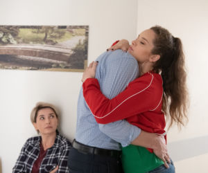 Na Wspólnej, odcinek 2950: Oktawia (Katarzyna Strączek), Kasia (Julia Chatys), Darek (Michał Mikołajczak)