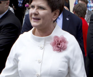 LUDZIE ŚLĄ BROSZKI DO PREMIER.