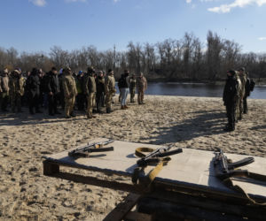 Wojna na Ukrainie. Kobiety pod bronią - coraz więcej Ukrainek wstępuje do armii. Dzieci też szkolą. 