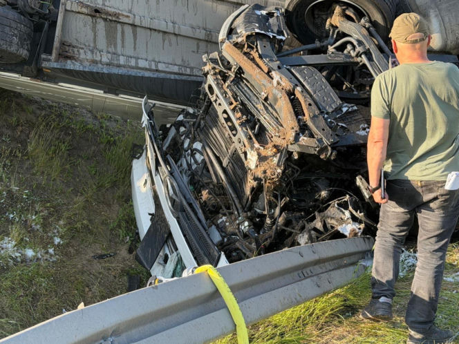 Poważny wypadek na trasie S8. Ciężarówka zderzyła się z osobówką