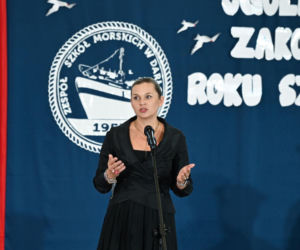 Barbara Nowacka na koniec roku szkolnego pojechała do Darłowa. Wszyscy patrzyli na jej dłonie