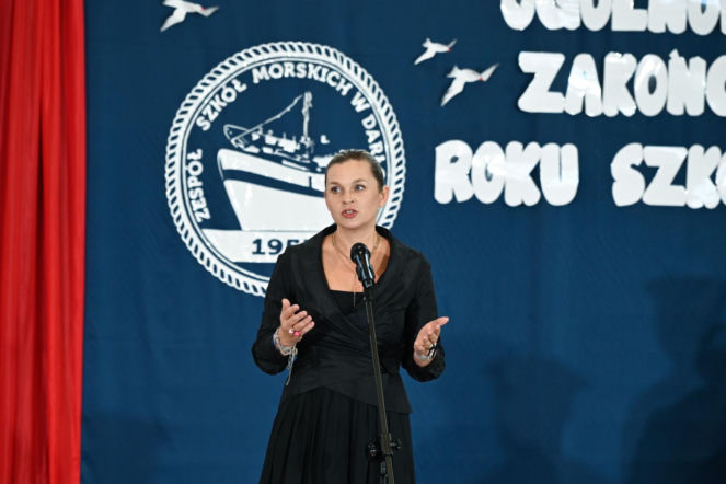 Barbara Nowacka na koniec roku szkolnego pojechała do Darłowa. Wszyscy patrzyli na jej dłonie