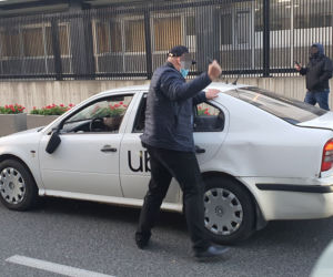 Protest taksówkarzy: Zdemolowany samochód Ubera