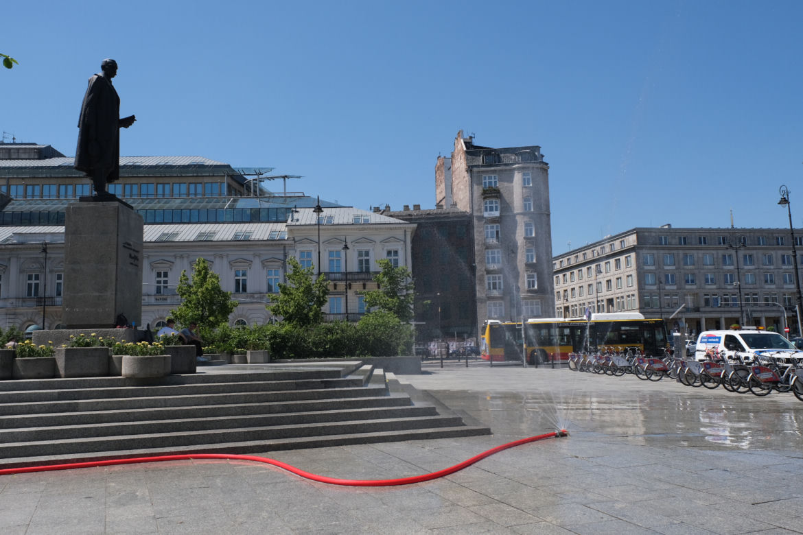 W Warszawie stanęły kurtyny wodne. Warszawiacy walczą z upałem