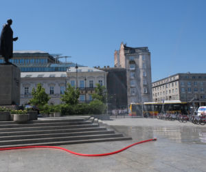 W Warszawie stanęły kurtyny wodne. Warszawiacy walczą z upałem