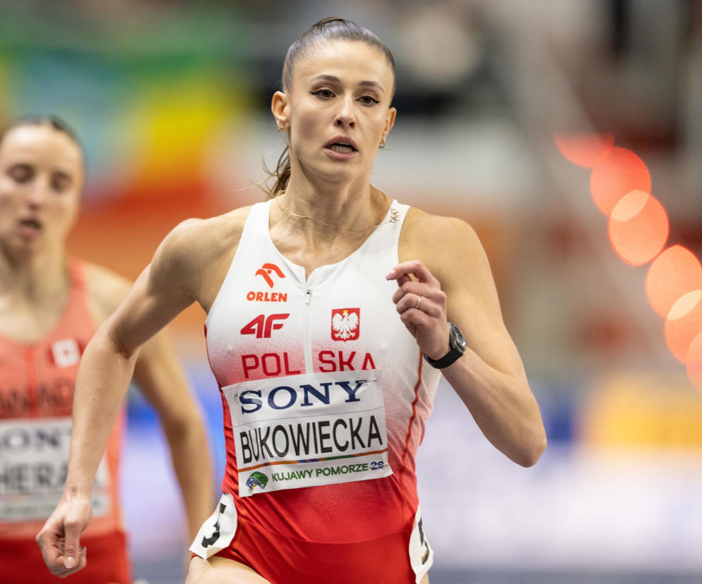 Lekkoatletka Natalia Bukowiecka biegnie na bieżni w stroju reprezentacji Polski. O ME w Birmingham czytaj w SE Supersport.