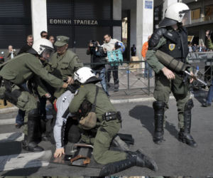 Grecja: Kamienie i butelki z benzyną lecą w stronę policji