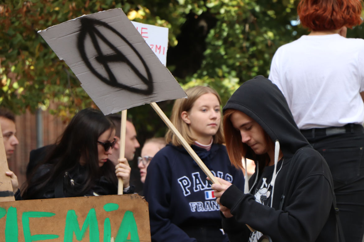Młodzieżowy Strajk Klimatyczny w Toruniu. Protestowali przeciwko rządowi i korporacjom
