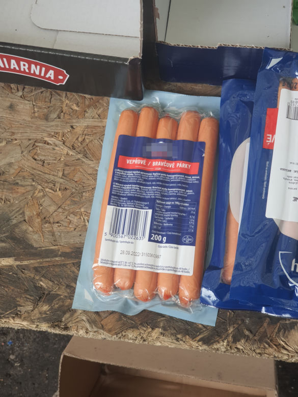 Przeterminowane parówki i wędlina za grosze. Tak wygląda bieda w Warszawie