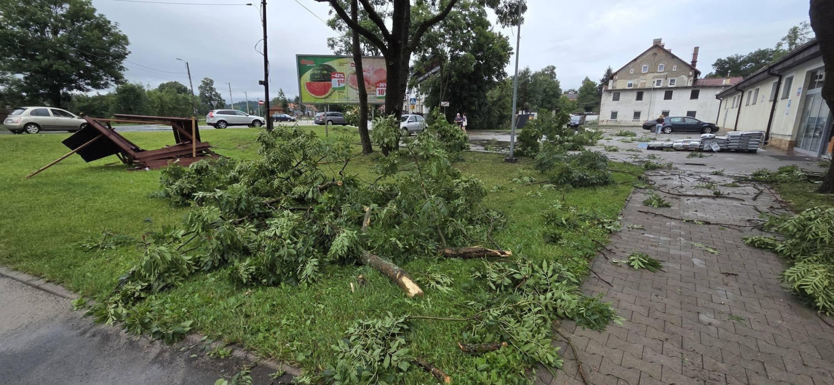 Krajobraz jak po apokalipsie. Wichura zniszczyła gminę Mysłakowice w kilkanaście minut
