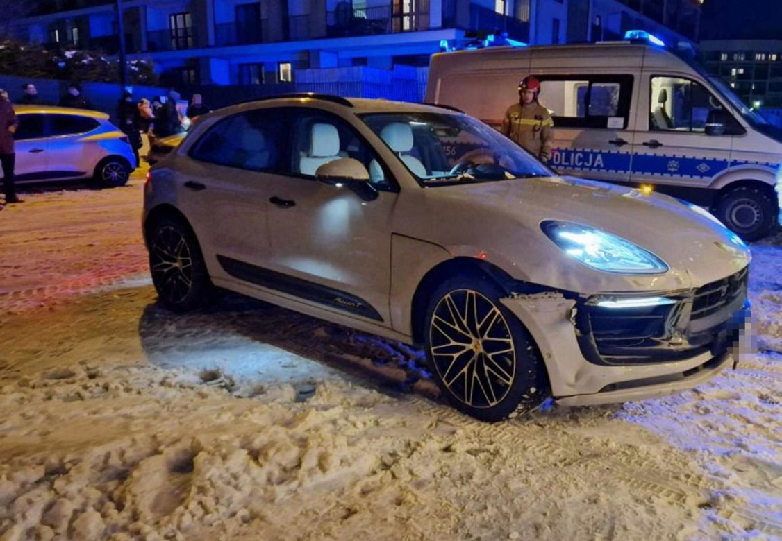 Porsche wjechało do żłobka. Kierująca pomyliła gaz z hamulcem