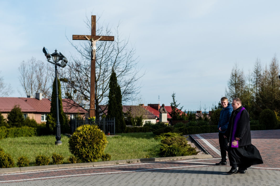 Ksiądz spowiada, spacerując [ZOBACZ ZDJĘCIA]
