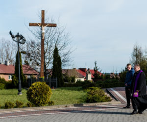 Ksiądz spowiada, spacerując [ZOBACZ ZDJĘCIA]