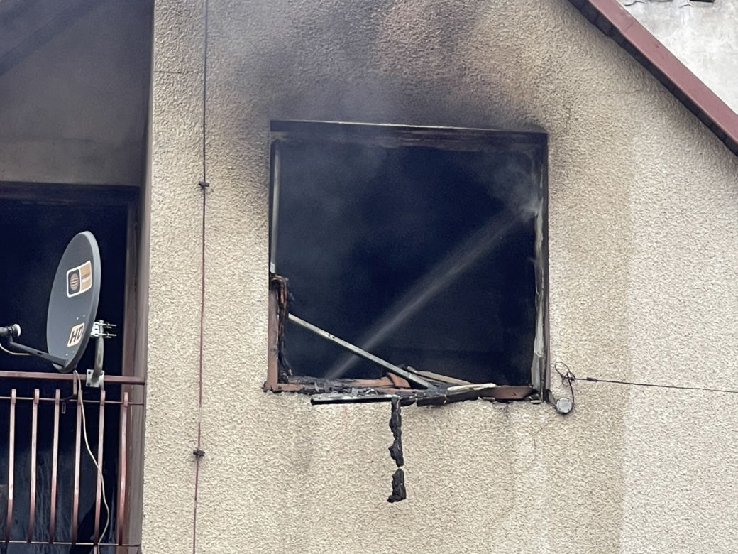 Tragedia w Kobyłce. Kobieta wyskoczyła z okna płonącego domu, jedna ofiara spłonęła żywcem