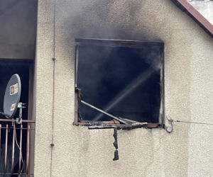 Tragedia w Kobyłce. Kobieta wyskoczyła z okna płonącego domu, jedna ofiara spłonęła żywcem