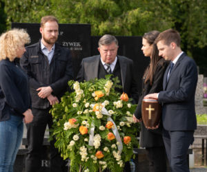 Na Wspólnej odc. 2940. Tomek (Krzysztof Chodorowski), Beata (Katarzyna Ptasińska), Paweł (Grzegorz Kwiecień), Ewelina (Aleksandra Pałka), Maria (Bożena Dykiel), Włodek (Mieczysław Hryniewicz)
